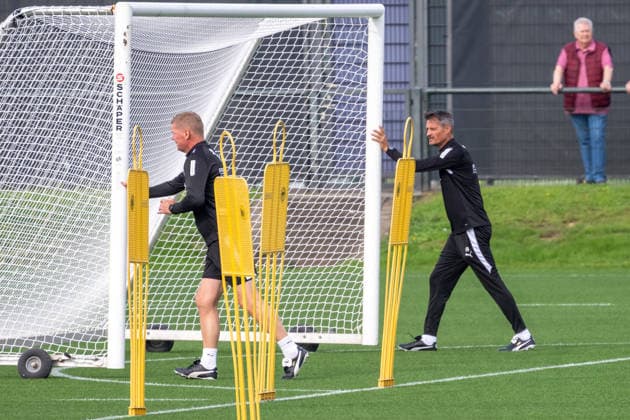 Markus Gellhaus (Borussia Moenchengladbach, Co-Trainer) und Alexander Blessin (Borussia Moenchengladbach, Trainer) bauen die Uebung fuer die Mannschaft auf. Oeffentliches Training Borussia Moenchengladbach, Fussball, Bundesliga, Saison 2026 2027, 29.09.2026 oeffentliches Training Borussia Moenchengladbach, Fussball, Bundesliga, Saison 2026 2027, 29.09.2026 Moenchengladbach Copyright: xEibner-Pressefoto ThomasxHaeslerx EP_THR