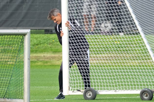 Alexander Blessin (Borussia Moenchengladbach, Trainer) baut das Tor fuer das Training auf. Oeffentliches Training Borussia Moenchengladbach, Fussball, Bundesliga, Saison 2026 2027, 29.09.2026 oeffentliches Training Borussia Moenchengladbach, Fussball, Bundesliga, Saison 2026 2027, 29.09.2026 Moenchengladbach Copyright: xEibner-Pressefoto ThomasxHaeslerx EP_THR