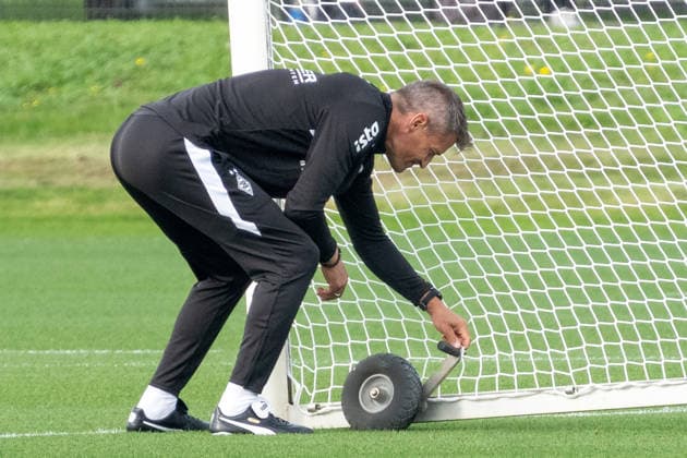 Alexander Blessin (Borussia Moenchengladbach, Trainer) legt selbst Hand an beim Toraufbau. Oeffentliches Training Borussia Moenchengladbach, Fussball, Bundesliga, Saison 2026 2027, 29.09.2026 oeffentliches Training Borussia Moenchengladbach, Fussball, Bundesliga, Saison 2026 2027, 29.09.2026 Moenchengladbach Copyright: xEibner-Pressefoto ThomasxHaeslerx EP_THR