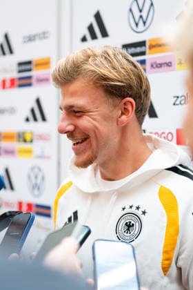 29.09.2026, GER, Fussball, Herren, UEFA Nations League, Medienstunde, DFB Nationalmannschaft Deutschland Finn Jeltsch ( Deutschland ) lacht Herzogenaurach Adidas Basecamp Halftime Bayern Deutschland Copyright: xNordphoto Memmlerx