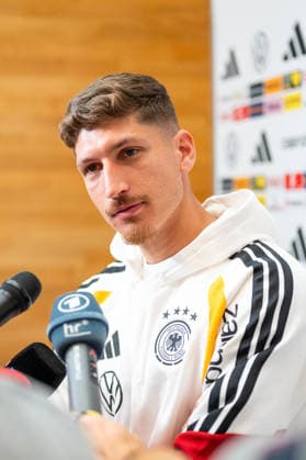 29.09.2026, GER, Fussball, Herren, UEFA Nations League, Medienstunde, DFB Nationalmannschaft Deutschland Vitaly Janelt ( Deutschland ) Herzogenaurach Adidas Basecamp Halftime Bayern Deutschland Copyright: xNordphoto Memmlerx