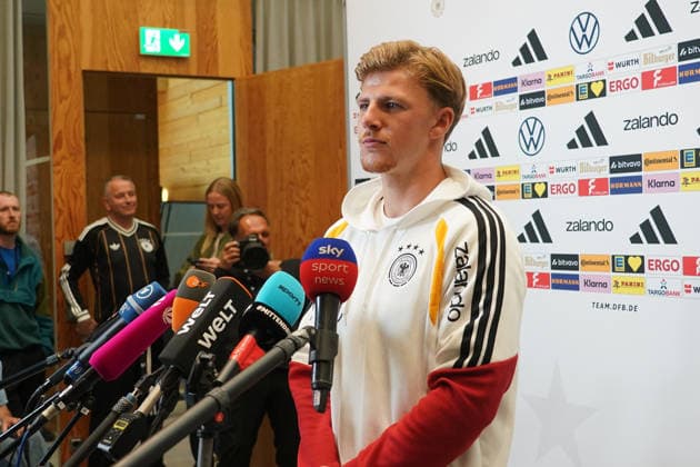Finn Jeltsch (Deutschland Germany) im Interview der Mixed Zone zum Auftakt des zweiten Nationalkaders für die Nations League - Herzo Base 29.09.2026: Deutsche Nationalmannschaft Nations League Vorbereitung, Home Ground, HerzoBase, World of Adidas, Herzogenaurach