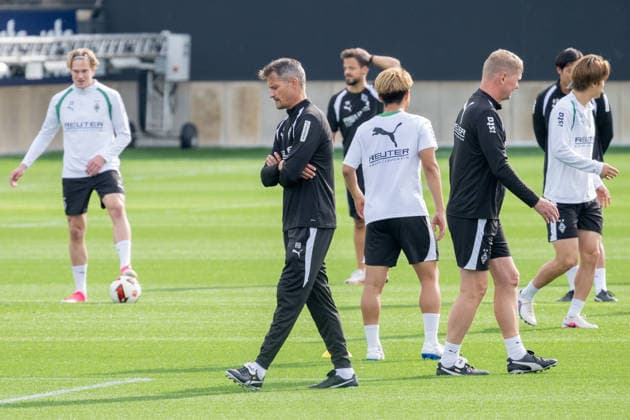 Alexander Blessin (Borussia Moenchengladbach, Trainer) im Kreise seiner neuen Mannschaft. Oeffentliches Training Borussia Moenchengladbach, Fussball, Bundesliga, Saison 2026 2027, 29.09.2026 oeffentliches Training Borussia Moenchengladbach, Fussball, Bundesliga, Saison 2026 2027, 29.09.2026 Moenchengladbach Copyright: xEibner-Pressefoto ThomasxHaeslerx EP_THR