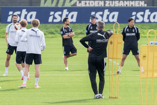 Alexander Blessin (Borussia Moenchengladbach, Trainer) schaut sich das Training der Profis an. Oeffentliches Training Borussia Moenchengladbach, Fussball, Bundesliga, Saison 2026 2027, 29.09.2026 oeffentliches Training Borussia Moenchengladbach, Fussball, Bundesliga, Saison 2026 2027, 29.09.2026 Moenchengladbach Copyright: xEibner-Pressefoto ThomasxHaeslerx EP_THR