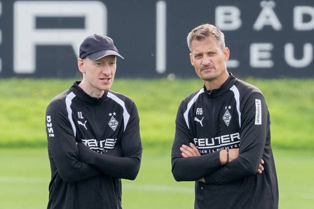 Niklas Lanwehr (Borussia Moenchengladbach, Co-Trainer) und Alexander Blessin (Borussia Moenchengladbach, Trainer) schauen sich das Training der Profis an. Oeffentliches Training Borussia Moenchengladbach, Fussball, Bundesliga, Saison 2026 2027, 29.09.2026 oeffentliches Training Borussia Moenchengladbach, Fussball, Bundesliga, Saison 2026 2027, 29.09.2026 Moenchengladbach Copyright: xEibner-Pressefoto ThomasxHaeslerx EP_THR