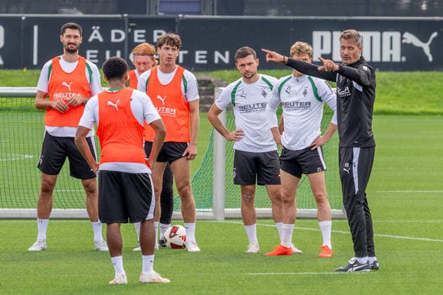 Alexander Blessin (Borussia Moenchengladbach, Trainer) erklaert Tim Kleindienst (Borussia Moenchengladbach, 11), Yukhym Konoplia (Borussia Moenchengladbach, 22), Philipp Sander (Borussia Moenchengladbach, 16), Kevin Stoeger (Borussia Moenchengladbach, 07), Robin Hack (Borussia Moenchengladbach, 25) und Mathieu Nguefack (Borussia Moenchengladbach, 34) den Ablauf der Uebung. Oeffentliches Training Borussia Moenchengladbach, Fussball, Bundesliga, Saison 2026 2027, 29.09.2026 oeffentliches Training Borussia Moenchengladbach, Fussball, Bundesliga, Saison 2026 2027, 29.09.2026 Moenchengladbach Copyright: xEibner-Pressefoto ThomasxHaeslerx EP_THR
