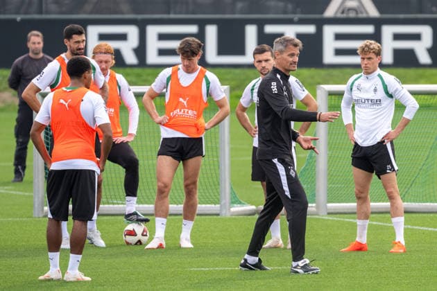 Alexander Blessin (Borussia Moenchengladbach, Trainer) erklaert den Spielern den Ablauf der Uebung. Oeffentliches Training Borussia Moenchengladbach, Fussball, Bundesliga, Saison 2026 2027, 29.09.2026 oeffentliches Training Borussia Moenchengladbach, Fussball, Bundesliga, Saison 2026 2027, 29.09.2026 Moenchengladbach Copyright: xEibner-Pressefoto ThomasxHaeslerx EP_THR
