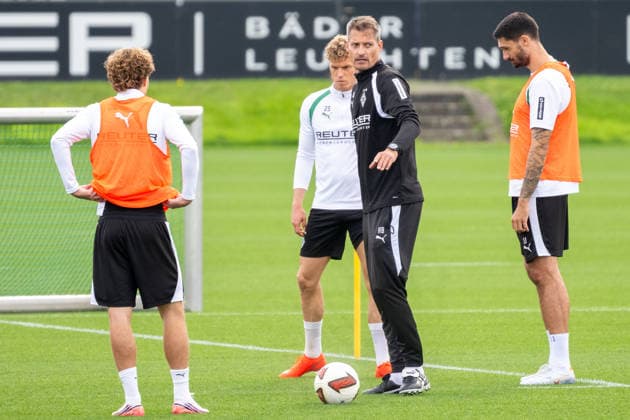 Alexander Blessin (Borussia Moenchengladbach, Trainer) erklaert Hugo Bolin (Borussia Moenchengladbach, 38), Robin Hack (Borussia Moenchengladbach, 25) und Tim Kleindienst (Borussia Moenchengladbach, 11) den Ablauf der Uebung. Oeffentliches Training Borussia Moenchengladbach, Fussball, Bundesliga, Saison 2026 2027, 29.09.2026 oeffentliches Training Borussia Moenchengladbach, Fussball, Bundesliga, Saison 2026 2027, 29.09.2026 Moenchengladbach Copyright: xEibner-Pressefoto ThomasxHaeslerx EP_THR