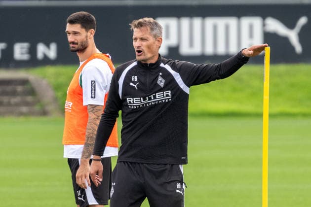 Alexander Blessin (Borussia Moenchengladbach, Trainer) erklaert den Ablauf der Uebung. Daneben Tim Kleindienst (Borussia Moenchengladbach, 11). Oeffentliches Training Borussia Moenchengladbach, Fussball, Bundesliga, Saison 2026 2027, 29.09.2026 oeffentliches Training Borussia Moenchengladbach, Fussball, Bundesliga, Saison 2026 2027, 29.09.2026 Moenchengladbach Copyright: xEibner-Pressefoto ThomasxHaeslerx EP_THR