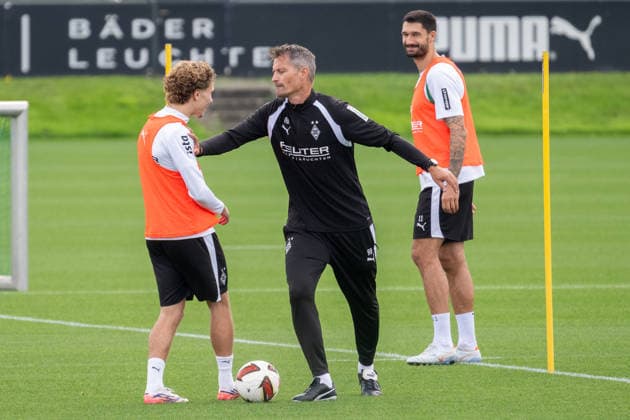 Alexander Blessin (Borussia Moenchengladbach, Trainer) schertzt mit Hugo Bolin (Borussia Moenchengladbach, 38). Dahinter Tim Kleindienst (Borussia Moenchengladbach, 11). Oeffentliches Training Borussia Moenchengladbach, Fussball, Bundesliga, Saison 2026 2027, 29.09.2026 oeffentliches Training Borussia Moenchengladbach, Fussball, Bundesliga, Saison 2026 2027, 29.09.2026 Moenchengladbach Copyright: xEibner-Pressefoto ThomasxHaeslerx EP_THR