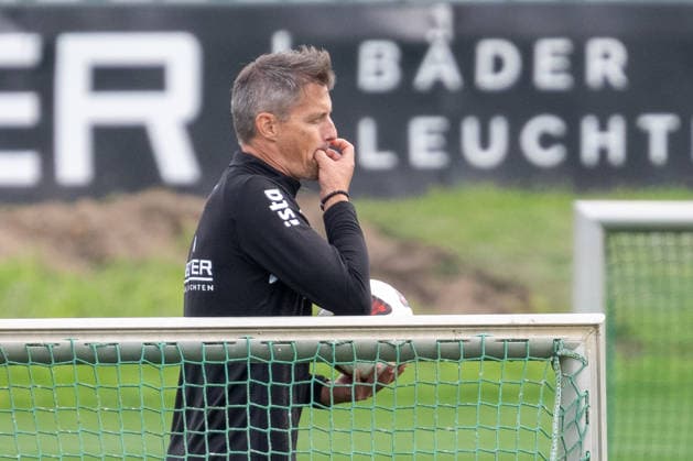 Alexander Blessin (Borussia Moenchengladbach, Trainer) unterbricht den Uebungsablauf. Oeffentliches Training Borussia Moenchengladbach, Fussball, Bundesliga, Saison 2026 2027, 29.09.2026 oeffentliches Training Borussia Moenchengladbach, Fussball, Bundesliga, Saison 2026 2027, 29.09.2026 Moenchengladbach Copyright: xEibner-Pressefoto ThomasxHaeslerx EP_THR