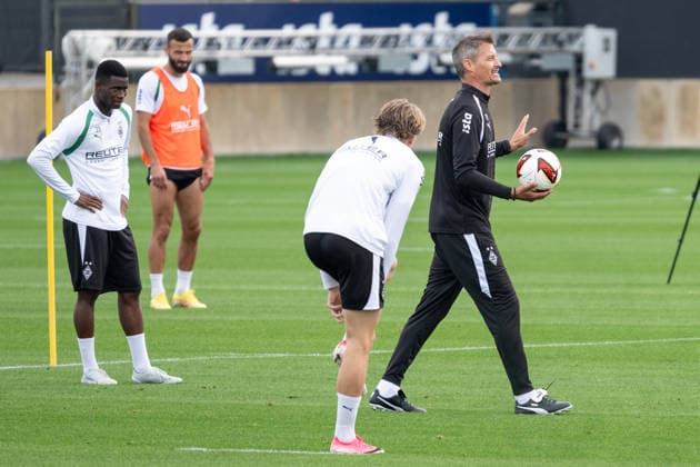 Alexander Blessin (Borussia Moenchengladbach, Trainer) erklaert den Uebungsablauf. Davor David Herold (Borussia Moenchengladbach, 20), links Iaia Manco Danfa (Borussia Moenchengladbach, 39) und hinten Franck Honorat (Borussia Moenchengladbach, 09). Oeffentliches Training Borussia Moenchengladbach, Fussball, Bundesliga, Saison 2026 2027, 29.09.2026 oeffentliches Training Borussia Moenchengladbach, Fussball, Bundesliga, Saison 2026 2027, 29.09.2026 Moenchengladbach Copyright: xEibner-Pressefoto ThomasxHaeslerx EP_THR