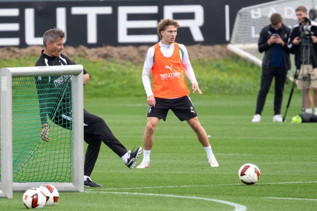 Alexander Blessin (Borussia Moenchengladbach, Trainer) bringt den Ball ins Spiel fuer die Uebung. Dahinter Hugo Bolin (Borussia Moenchengladbach, 38). Oeffentliches Training Borussia Moenchengladbach, Fussball, Bundesliga, Saison 2026 2027, 29.09.2026 oeffentliches Training Borussia Moenchengladbach, Fussball, Bundesliga, Saison 2026 2027, 29.09.2026 Moenchengladbach Copyright: xEibner-Pressefoto ThomasxHaeslerx EP_THR