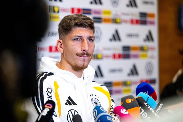 29.09.2026, GER, Fussball, Herren, UEFA Nations League, Medienstunde, DFB Nationalmannschaft Deutschland Vitaly Janelt ( Deutschland ) beim Interview, davor Mikrofone von ARD, Sat1, ZDF, Sport1 Herzogenaurach Adidas Basecamp Halftime Bayern Deutschland Copyright: xNordphoto Memmlerx