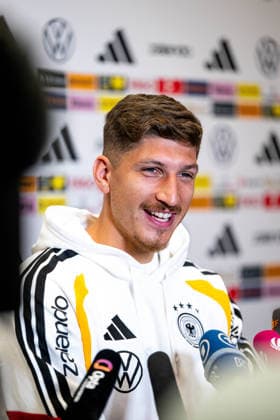 29.09.2026, GER, Fussball, Herren, UEFA Nations League, Medienstunde, DFB Nationalmannschaft Deutschland Vitaly Janelt ( Deutschland ) lacht Herzogenaurach Adidas Basecamp Halftime Bayern Deutschland Copyright: xNordphoto Memmlerx