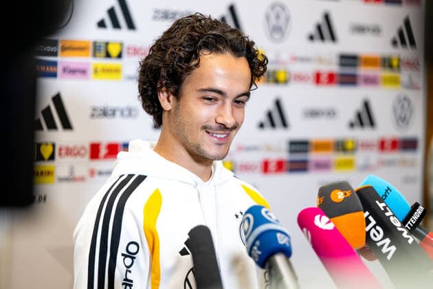 29.09.2026, GER, Fussball, Herren, UEFA Nations League, Medienstunde, DFB Nationalmannschaft Deutschland Mika Baur ( Deutschland ), davor Mikrofone von ARD, Sat1, ZDF, Welt, Sport1 Herzogenaurach Adidas Basecamp Halftime Bayern Deutschland Copyright: xNordphoto Memmlerx
