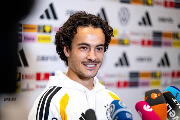 29.09.2026, GER, Fussball, Herren, UEFA Nations League, Medienstunde, DFB Nationalmannschaft Deutschland Mika Baur ( Deutschland ) Herzogenaurach Adidas Basecamp Halftime Bayern Deutschland Copyright: xNordphoto Memmlerx
