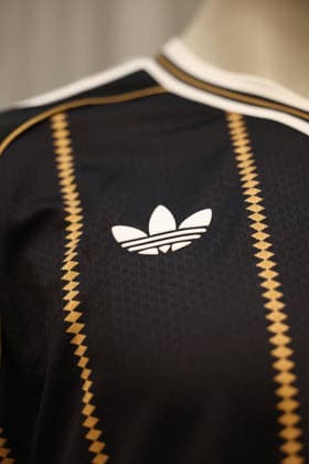 Das aktuelle Auswaertstrikot der deutschen Nationalmannschaft von adidas in Herzogenaurach, Herzo Base, Details, adidas Logo, GER, Deutschland Nationalmannschaft, Medien Mixed-Zone, Fussball, UEFA Nations League, Saison 2026 2027, 29.09.2026, GER, Deutschland Nationalmannschaft, Medien Mixed-Zone, Fussball, UEFA Nations League, Saison 2026 2027, 29.09.2026 Herzogenaurach Copyright: xEibner-Pressefoto JennixMaulx EP_JML