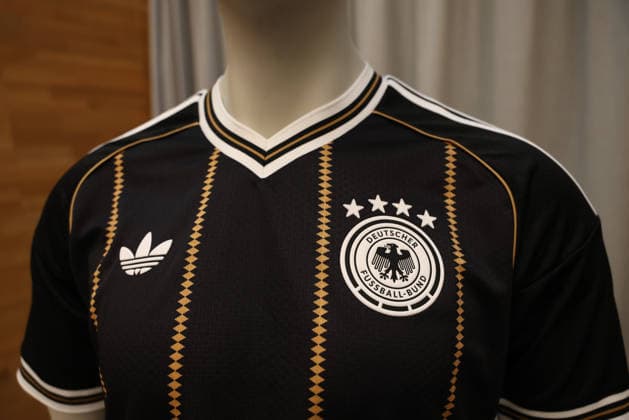 Das aktuelle Auswaertstrikot der deutschen Nationalmannschaft von adidas in Herzogenaurach, Herzo Base, Details, DFB Logo, 4 Sterne, GER, Deutschland Nationalmannschaft, Medien Mixed-Zone, Fussball, UEFA Nations League, Saison 2026 2027, 29.09.2026, GER, Deutschland Nationalmannschaft, Medien Mixed-Zone, Fussball, UEFA Nations League, Saison 2026 2027, 29.09.2026 Herzogenaurach Copyright: xEibner-Pressefoto JennixMaulx EP_JML