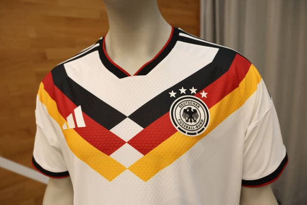 Das aktuelle Heimtrikot der deutschen Nationalmannschaft von adidas in Herzogenaurach, Herzo Base, Details, DFB Logo, 4 Sterne, GER, Deutschland Nationalmannschaft, Medien Mixed-Zone, Fussball, UEFA Nations League, Saison 2026 2027, 29.09.2026, GER, Deutschland Nationalmannschaft, Medien Mixed-Zone, Fussball, UEFA Nations League, Saison 2026 2027, 29.09.2026 Herzogenaurach Copyright: xEibner-Pressefoto JennixMaulx EP_JML