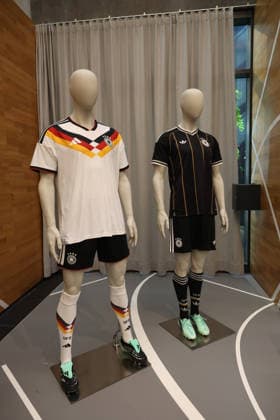 Das aktuelle Heim- und Auswaertstrikot der deutschen Nationalmannschaft von adidas in Herzogenaurach, Herzo Base, GER, Deutschland Nationalmannschaft, Medien Mixed-Zone, Fussball, UEFA Nations League, Saison 2026 2027, 29.09.2026, GER, Deutschland Nationalmannschaft, Medien Mixed-Zone, Fussball, UEFA Nations League, Saison 2026 2027, 29.09.2026 Herzogenaurach Copyright: xEibner-Pressefoto JennixMaulx EP_JML