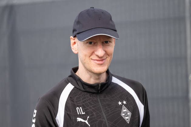 Niklas Lanwehr (Borussia Moenchengladbach, Co-Trainer) auf dem Weg in die Kabine. Oeffentliches Training Borussia Moenchengladbach, Fussball, Bundesliga, Saison 2026 2027, 29.09.2026 oeffentliches Training Borussia Moenchengladbach, Fussball, Bundesliga, Saison 2026 2027, 29.09.2026 Moenchengladbach Copyright: xEibner-Pressefoto ThomasxHaeslerx EP_THR