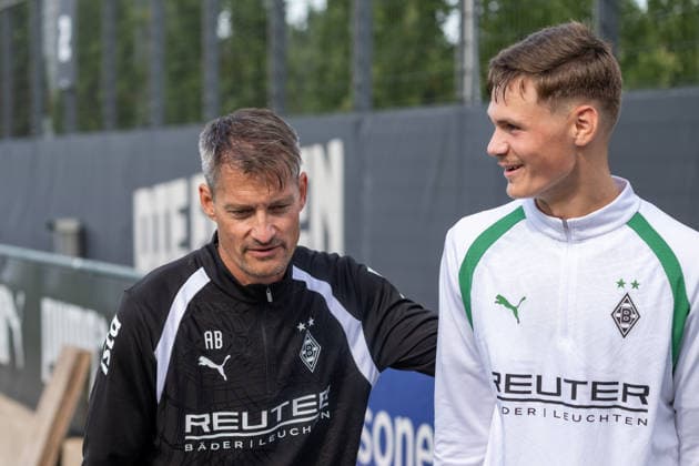 Alexander Blessin (Borussia Moenchengladbach, Trainer) im Gespraech mit Samin Mujevic (Borussia Moenchengladbach, U19). Oeffentliches Training Borussia Moenchengladbach, Fussball, Bundesliga, Saison 2026 2027, 29.09.2026 oeffentliches Training Borussia Moenchengladbach, Fussball, Bundesliga, Saison 2026 2027, 29.09.2026 Moenchengladbach Copyright: xEibner-Pressefoto ThomasxHaeslerx EP_THR