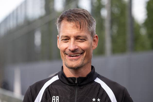 Alexander Blessin (Borussia Moenchengladbach, Trainer) steht den anwesenden Reporter nach seinem ersten Training Rede und Antwort. Oeffentliches Training Borussia Moenchengladbach, Fussball, Bundesliga, Saison 2026 2027, 29.09.2026 oeffentliches Training Borussia Moenchengladbach, Fussball, Bundesliga, Saison 2026 2027, 29.09.2026 Moenchengladbach Copyright: xEibner-Pressefoto ThomasxHaeslerx EP_THR