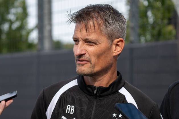 Alexander Blessin (Borussia Moenchengladbach, Trainer) steht den anwesenden Reporter nach seinem ersten Training Rede und Antwort. Oeffentliches Training Borussia Moenchengladbach, Fussball, Bundesliga, Saison 2026 2027, 29.09.2026 oeffentliches Training Borussia Moenchengladbach, Fussball, Bundesliga, Saison 2026 2027, 29.09.2026 Moenchengladbach Copyright: xEibner-Pressefoto ThomasxHaeslerx EP_THR