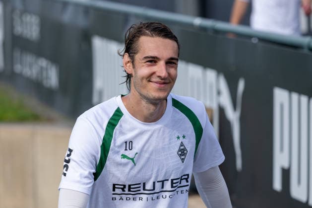 Florian Neuhaus (Borussia Moenchengladbach, 10) auf dem Weg in die Kabine. Oeffentliches Training Borussia Moenchengladbach, Fussball, Bundesliga, Saison 2026 2027, 29.09.2026 oeffentliches Training Borussia Moenchengladbach, Fussball, Bundesliga, Saison 2026 2027, 29.09.2026 Moenchengladbach Copyright: xEibner-Pressefoto ThomasxHaeslerx EP_THR