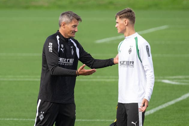 Alexander Blessin (Borussia Moenchengladbach, Trainer) im Gespraech mit Samin Mujevic (Borussia Moenchengladbach, U19). Oeffentliches Training Borussia Moenchengladbach, Fussball, Bundesliga, Saison 2026 2027, 29.09.2026 oeffentliches Training Borussia Moenchengladbach, Fussball, Bundesliga, Saison 2026 2027, 29.09.2026 Moenchengladbach Copyright: xEibner-Pressefoto ThomasxHaeslerx EP_THR