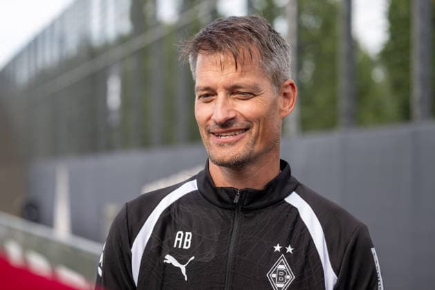 Alexander Blessin (Borussia Moenchengladbach, Trainer) steht den anwesenden Reporter nach seinem ersten Training Rede und Antwort. Oeffentliches Training Borussia Moenchengladbach, Fussball, Bundesliga, Saison 2026 2027, 29.09.2026 oeffentliches Training Borussia Moenchengladbach, Fussball, Bundesliga, Saison 2026 2027, 29.09.2026 Moenchengladbach Copyright: xEibner-Pressefoto ThomasxHaeslerx EP_THR