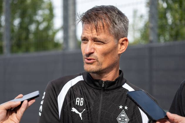 Alexander Blessin (Borussia Moenchengladbach, Trainer) steht den anwesenden Reporter nach seinem ersten Training Rede und Antwort. Oeffentliches Training Borussia Moenchengladbach, Fussball, Bundesliga, Saison 2026 2027, 29.09.2026 oeffentliches Training Borussia Moenchengladbach, Fussball, Bundesliga, Saison 2026 2027, 29.09.2026 Moenchengladbach Copyright: xEibner-Pressefoto ThomasxHaeslerx EP_THR