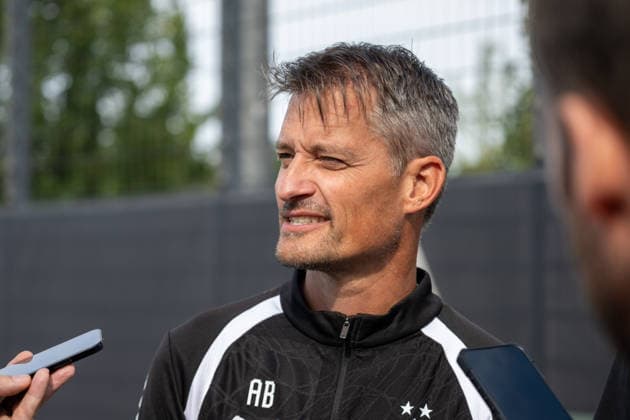 Alexander Blessin (Borussia Moenchengladbach, Trainer) steht den anwesenden Reporter nach seinem ersten Training Rede und Antwort. Oeffentliches Training Borussia Moenchengladbach, Fussball, Bundesliga, Saison 2026 2027, 29.09.2026 oeffentliches Training Borussia Moenchengladbach, Fussball, Bundesliga, Saison 2026 2027, 29.09.2026 Moenchengladbach Copyright: xEibner-Pressefoto ThomasxHaeslerx EP_THR
