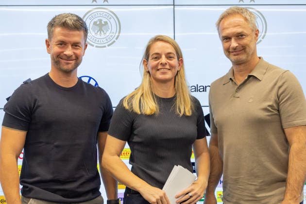 Nominierungs-PK Frauennationalmannschaft Von links: U 23-Cheftrainer Michael Urbansky, DFB-Sportdirektorin Nia Künzer und Bundestrainer Christian Wück. Pressekonferenz auf dem DFB-Campus in Frankfurt am Main am 29. September 2026., Frankfurt am Main Hessen Deutschland DFB-Campus