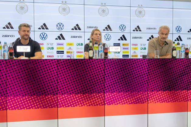 Nominierungs-PK Frauennationalmannschaft Von links: U 23-Cheftrainer Michael Urbansky, DFB-Sportdirektorin Nia Künzer und Bundestrainer Christian Wück. Pressekonferenz auf dem DFB-Campus in Frankfurt am Main am 29. September 2026., Frankfurt am Main Hessen Deutschland DFB-Campus