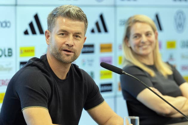 Nominierungs-PK Frauennationalmannschaft U 23-Cheftrainer Michael Urbansky spricht während der Pressekonferenz. Rechts im Hintergrund DFB-Sportdirektorin Nia Künzer. Pressekonferenz auf dem DFB-Campus in Frankfurt am Main am 29. September 2026., Frankfurt am Main Hessen Deutschland DFB-Campus