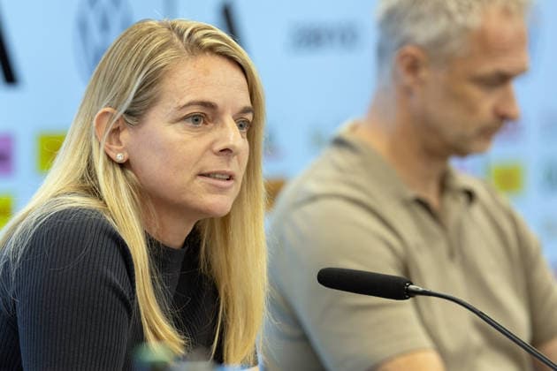 Nominierungs-PK Frauennationalmannschaft DFB-Sportdirektorin Nia Künzer spricht während der Pressekonferenz. Rechts im Hintergrund Bundestrainer Christian Wück. Pressekonferenz auf dem DFB-Campus in Frankfurt am Main am 29. September 2026., Frankfurt am Main Hessen Deutschland DFB-Campus