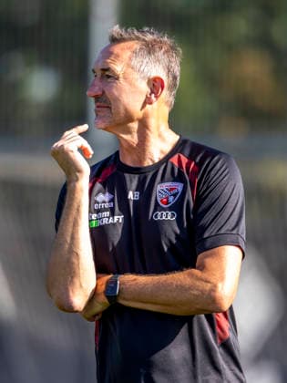 Ingolstadt, Deutschland 29. September 2026: 3. Liga - 2026 2027 - FC Ingolstadt 04 - Training Im Bild: Trainer Achim Beierlorzer (FCI) nachdenklich auf dem Spielfeld. Trainingsgelände Audi Sportpark Bayern Copyright: xFotostandx xSchäferx