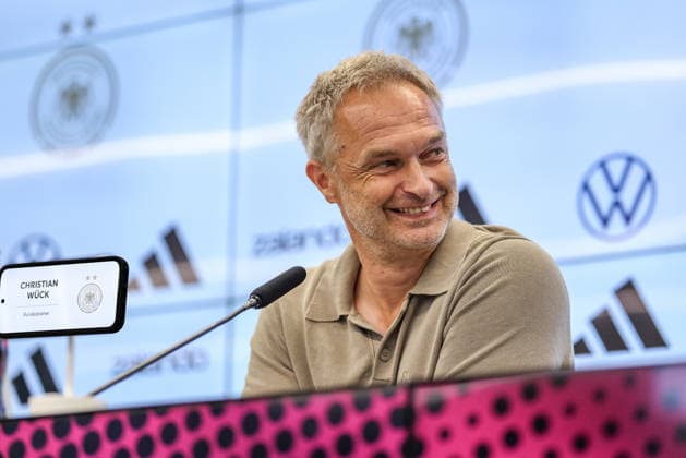 GER, Frankfurt, Pressekonferenz mit Nia Künzer, Christian Wück und Michael Urbansky, hybride Medienrunde, DFB, Start WM-Saison, Deutsche Nationalmannschaft, DFB Campus im Bild: Christian Wück (Bundestrainer Deutschland, Deutsche Nationalmannschaft), DFB Pressekonferenz, PK zum Start der WM Saison der Deutschen Nationalmannschaft der Frauen und der U23 am DFB Campus, Emotion, gute Laune, Lachen DFB DFL REGULATIONS PROHIBIT ANY USE OF PHOTOGRAPHS AS IMAGE SEQUENCES AND OR QUASI-VIDEO, 29.09.2026 Copyright: HMBxMedia HendrikxHamelau
