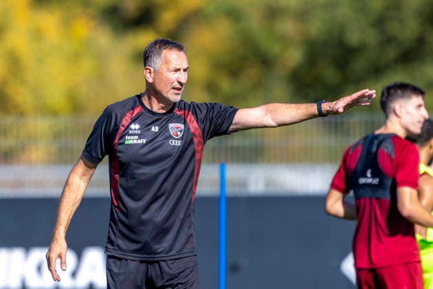 Ingolstadt, Deutschland 29. September 2026: 3. Liga - 2026 2027 - FC Ingolstadt 04 - Training Im Bild: Trainer Achim Beierlorzer (FCI) gestikuliert auf dem Spielfeld. Trainingsgelände Audi Sportpark Bayern Copyright: xFotostandx xSchäferx