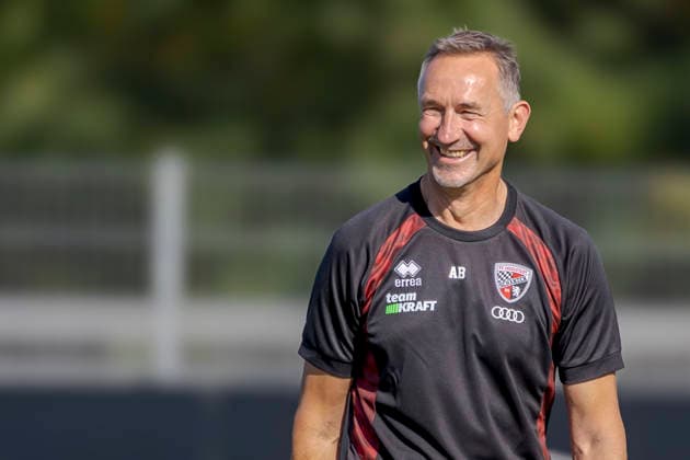 Ingolstadt, Deutschland 29. September 2026: 3. Liga - 2026 2027 - FC Ingolstadt 04 - Training Im Bild: Trainer Achim Beierlorzer (FCI) lächelnd auf dem Spielfeld. Trainingsgelände Audi Sportpark Bayern Copyright: xFotostandx xSchäferx
