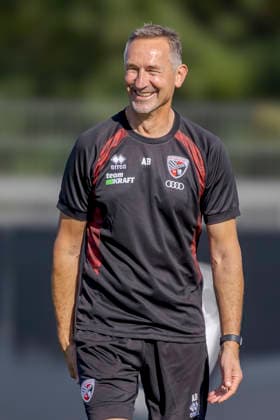 Ingolstadt, Deutschland 29. September 2026: 3. Liga - 2026 2027 - FC Ingolstadt 04 - Training Im Bild: Trainer Achim Beierlorzer (FCI) lächelnd auf dem Spielfeld. Trainingsgelände Audi Sportpark Bayern Copyright: xFotostandx xSchäferx