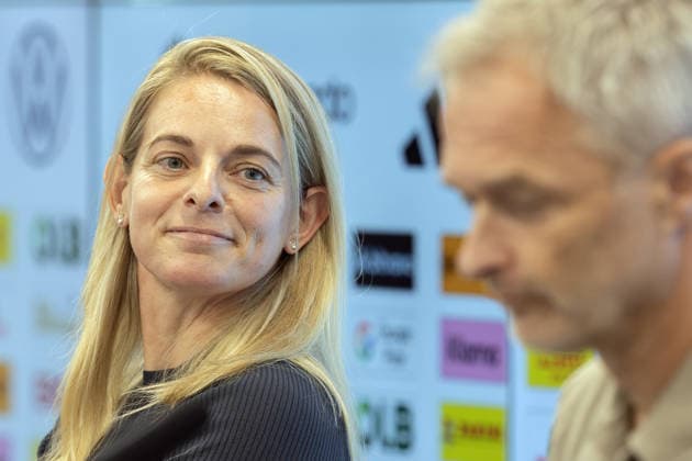 Nominierungs-PK Frauennationalmannschaft DFB-Sportdirektorin Nia Künzer hört den Ausführungen von Bundestrainer Christian Wück zu. Pressekonferenz auf dem DFB-Campus in Frankfurt am Main am 29. September 2026., Frankfurt am Main Hessen Deutschland DFB-Campus