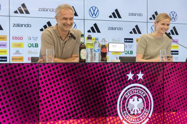 Nominierungs-PK Frauennationalmannschaft Bundestrainer Christian Wück und rechts im Hintergrund Pressesprecherin Sonja Alger. Pressekonferenz auf dem DFB-Campus in Frankfurt am Main am 29. September 2026., Frankfurt am Main Hessen Deutschland DFB-Campus