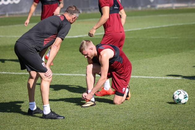 3. Liga - Saison 2026 27 - 1. Trainingseinheit mit Achim Beierlorzer - Cheftrainer Achim Beierlorzer (FCI) - Lars Lokotsch (Nr.13 - FCI) - Foto: Meyer Jürgen 3. Liga - Saison 2026 27 - 1. Trainingseinheit mit Achim Beierlorzer