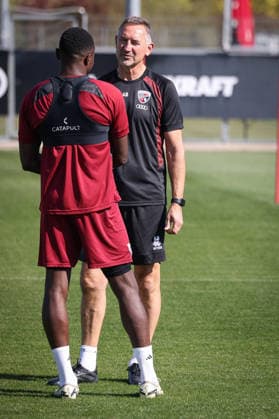 3. Liga - Saison 2026 27 - 1. Trainingseinheit mit Achim Beierlorzer - Cheftrainer Achim Beierlorzer (FCI) - Obed Ugondu (Nr.17 - FCI) - Foto: Meyer Jürgen 3. Liga - Saison 2026 27 - 1. Trainingseinheit mit Achim Beierlorzer