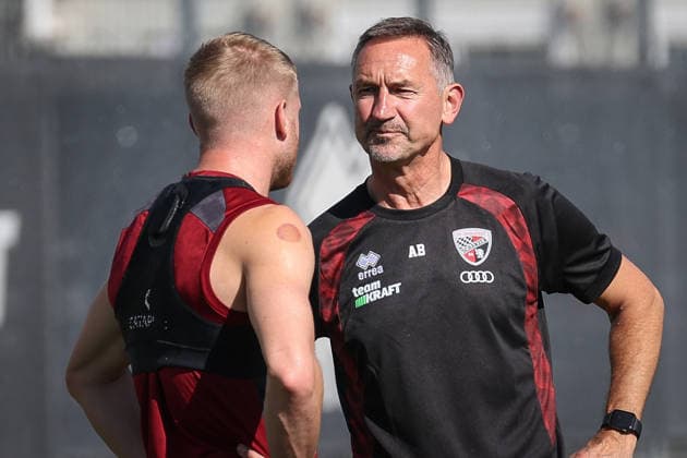 3. Liga - Saison 2026 27 - 1. Trainingseinheit mit Achim Beierlorzer - Cheftrainer Achim Beierlorzer (FCI) - Lars Lokotsch (Nr.13 - FCI) - Foto: Meyer Jürgen 3. Liga - Saison 2026 27 - 1. Trainingseinheit mit Achim Beierlorzer
