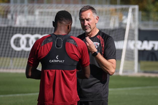 3. Liga - Saison 2026 27 - 1. Trainingseinheit mit Achim Beierlorzer - Cheftrainer Achim Beierlorzer (FCI) - Obed Ugondu (Nr.17 - FCI) - Foto: Meyer Jürgen 3. Liga - Saison 2026 27 - 1. Trainingseinheit mit Achim Beierlorzer
