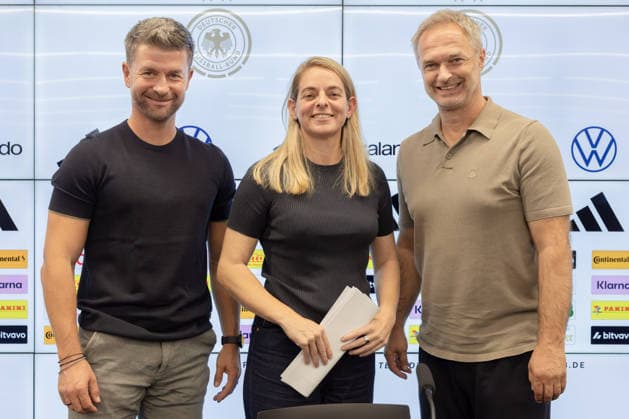 Nominierungs-PK Frauennationalmannschaft Von links: U 23-Cheftrainer Michael Urbansky, DFB-Sportdirektorin Nia Künzer und Bundestrainer Christian Wück. Pressekonferenz auf dem DFB-Campus in Frankfurt am Main am 29. September 2026., Frankfurt am Main Hessen Deutschland DFB-Campus